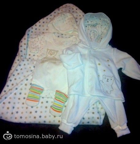 Флисовое двустороннее одеялко 100х70см, бодик на newbaby, носочки от Carters, довольно теплые, шапочка, костюм велюровый на 62см: кофта на кнопках с