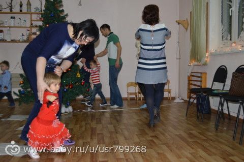 Продолжение нашего новогоднего отчёта. Наши первые ёлки (1г1мес). Часть 2.