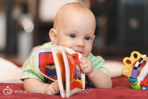 Наши новости, первый прикорм, ножки в рот и т.д.:)