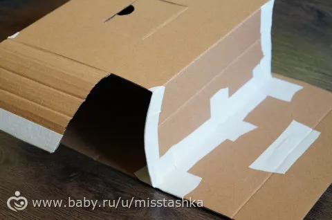 Гараж из коробки для игрушечной машинки