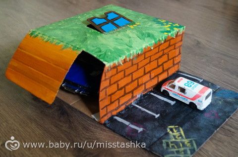 Гараж из коробки для игрушечной машинки