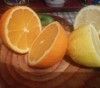 В соковыжималке для цитрусовых выжать сок лимона и апельсина, если нет соковыжималки - снять цедру и после этого выжать сок (чтобы в тесто не попали косточки и прожилки)