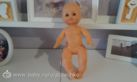 Дали в саду куклу, попросили одеть....