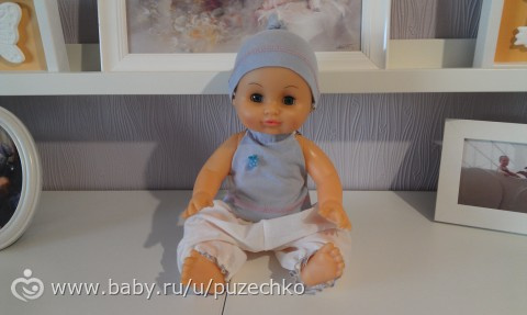 Дали в саду куклу, попросили одеть....
