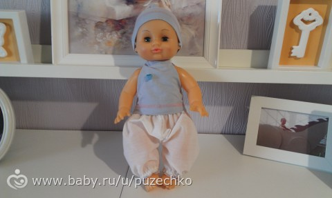 Дали в саду куклу, попросили одеть....