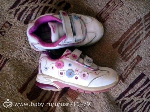 Кроссовки на девочку 24 размер.