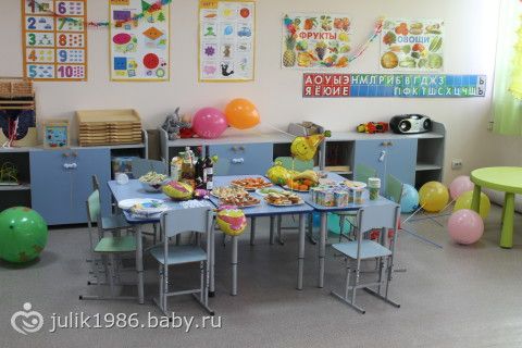 Стол на день рождения ребенка в игровой комнате