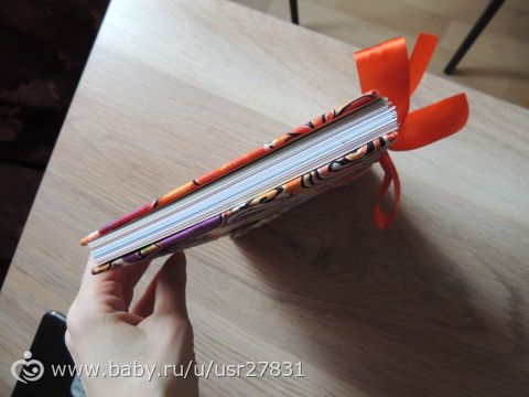 Яркий уже летний блокнотик на пружине.