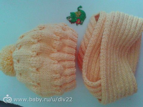 желтая шапочка со снудом + сиреневая шапочка