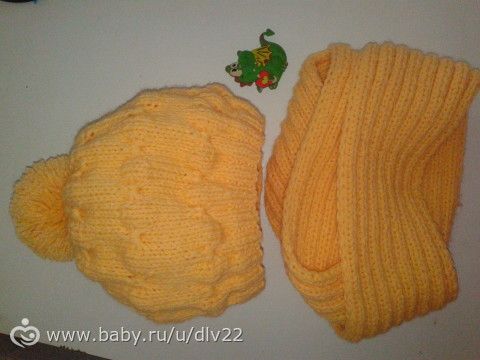 желтая шапочка со снудом + сиреневая шапочка